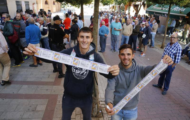 Cola en la venta de entradas para la Feria de Nuestra Señora de San Lorenzo 2016