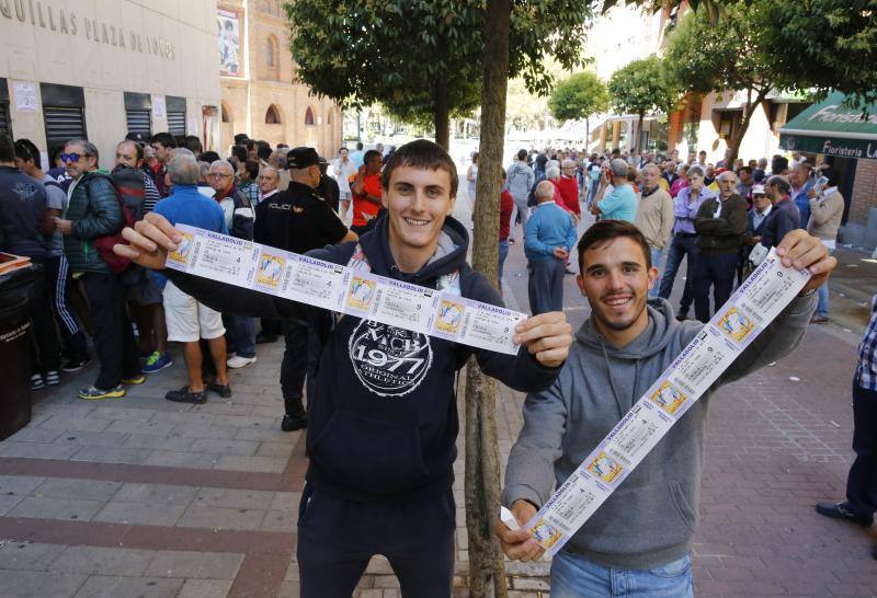 Cola en la venta de entradas para la Feria de Nuestra Señora de San Lorenzo 2016