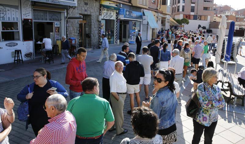 Cola en la venta de entradas para la Feria de Nuestra Señora de San Lorenzo 2016