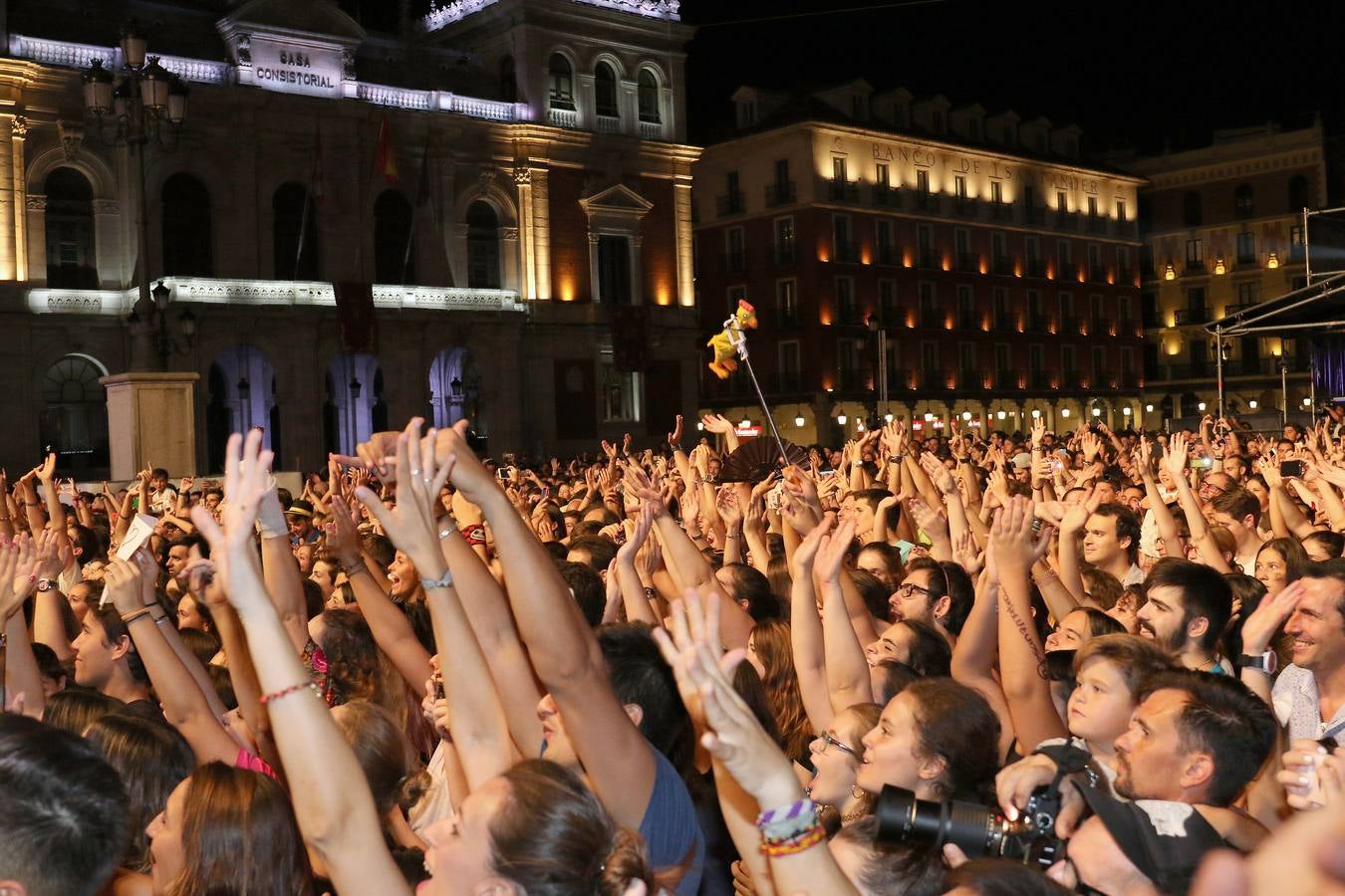 Treinta mil personas corean &#039;Love me again&#039; junto a John Newman en la Plaza Mayor de Valladolid