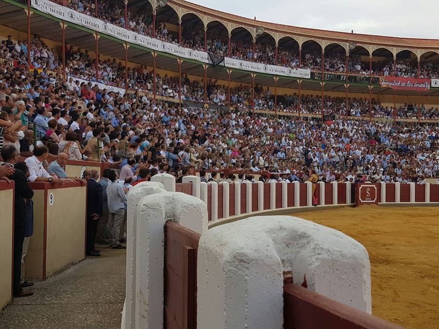 Ambiente de la corrida en homenaje a Víctor Barrio