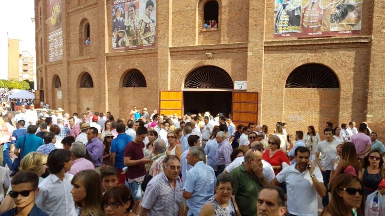 Ambiente de la corrida en homenaje a Víctor Barrio