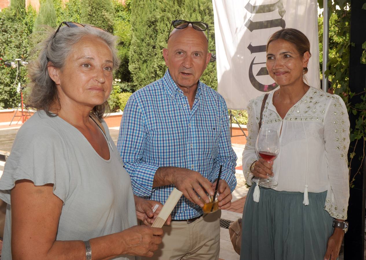 Concha de la Fuente, el gerente de Makro, José Marcos, y Marta Mateo, de El Norte.