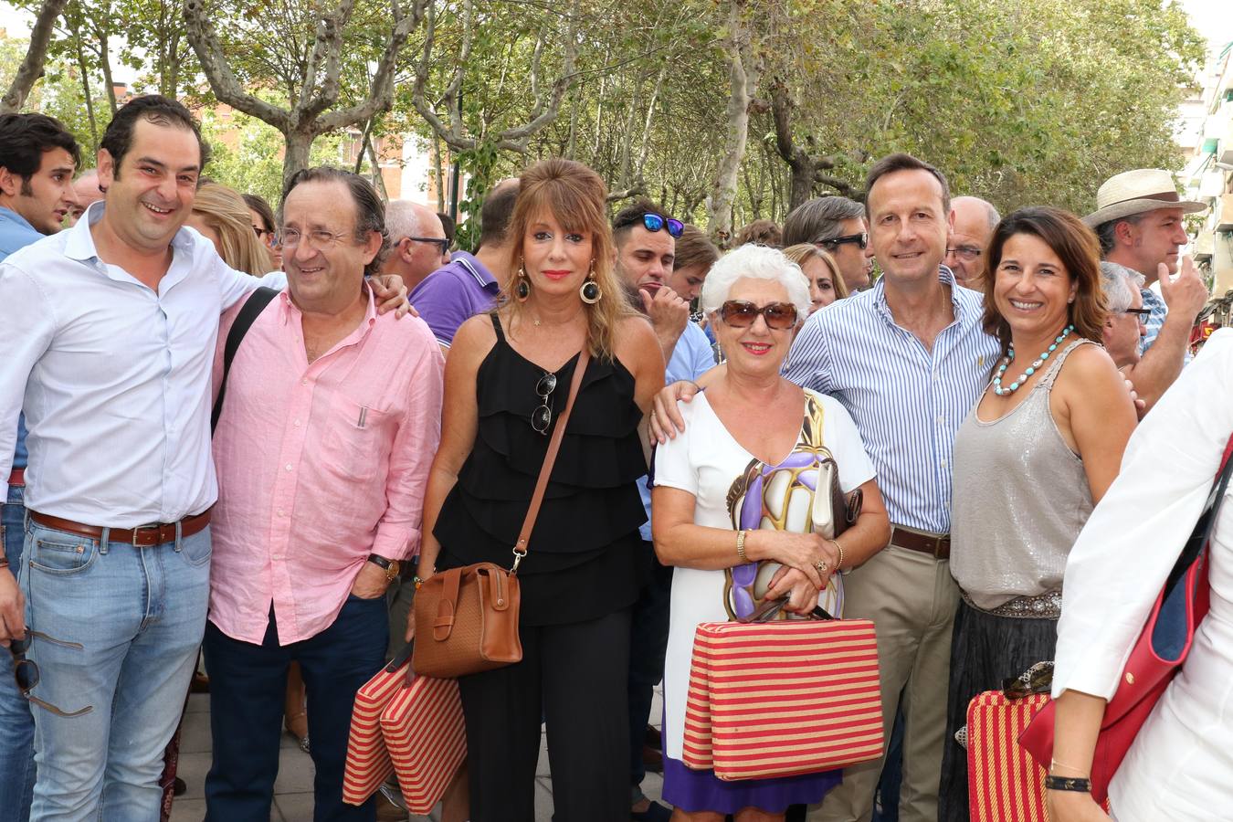 El bodeguero Iván Sanz Cid, el arquitecto Paco Somoza, Mar Piquer,  Mariluz Cid, Manuel Borjón y la enóloga Belén Sanz Cid.