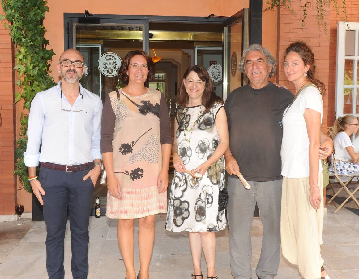 Javier Ortega, director de la Fundación Miguel Delibes;la consejera de Cultura, Josefa García Cirac; Angélica Tanarro, redactora jefa de Culturas de El Norte; el fotógrafo Ángel Marcos y Cristina Artigas.
