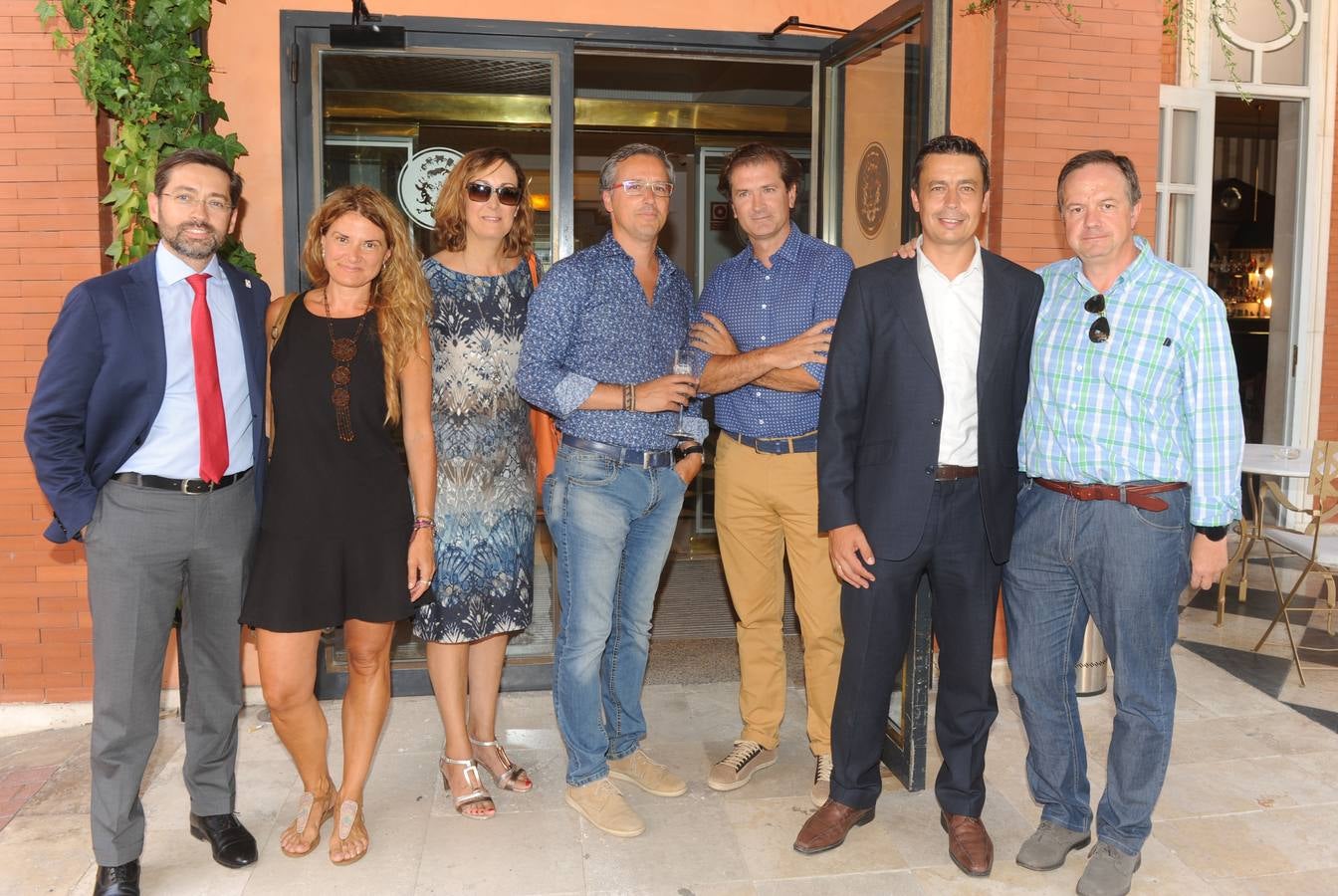 Eduardo Álvarez, director general de Radio Televisión Castilla y León; la ilustradora Susana Saura; Verónica de Fuentes, del Colegio Alcazarén; José Luis Martín, delegado de ABC en la comunidad; Fernando Conde, director del Aula de Cultura de El Norte, y Eduardo Gordaliza, director de Informativos de Radio Televisión Castilla y León.