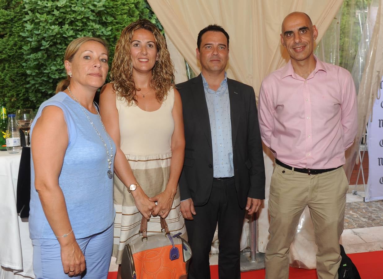 Yolanda Solla con Ainhoa Solla, Marco Figueroa y José Ángel Salvadores que acudieron en representación del Grupo Coca-Cola.