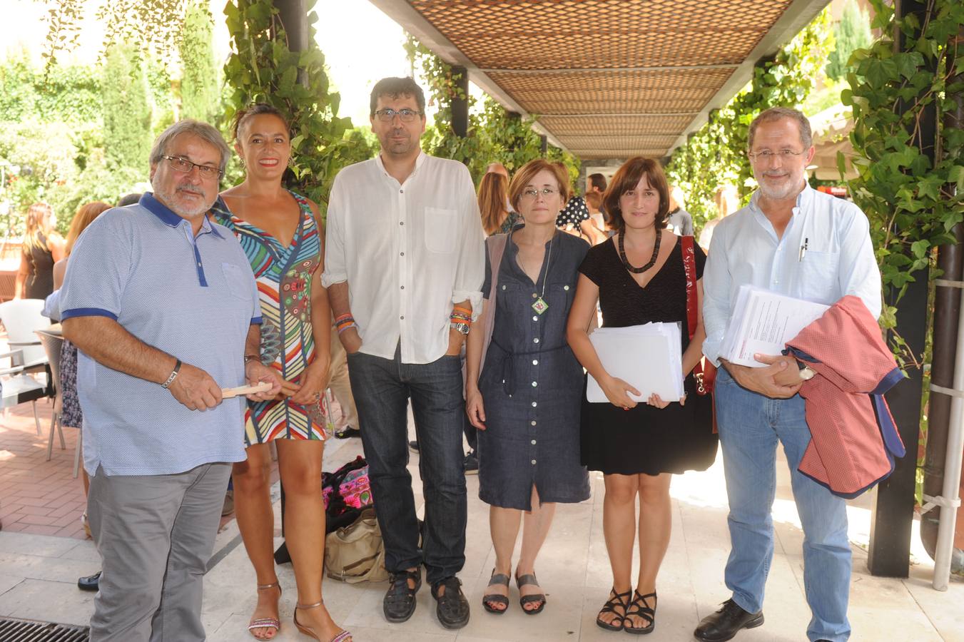 José María González, coordinador regional de Izquierda Unida; Esther Mínguez, diputada provincial de Valladolid Toma la Palabra, y los concejales del equipo de gobierno de esta formación Alberto Bustos (Participación, Juventud y Deportes), Rosalba Fonteriz, María Sánchez (Medio Ambiente) y Manuel Saravia (Urbanismo y Vivienda).
