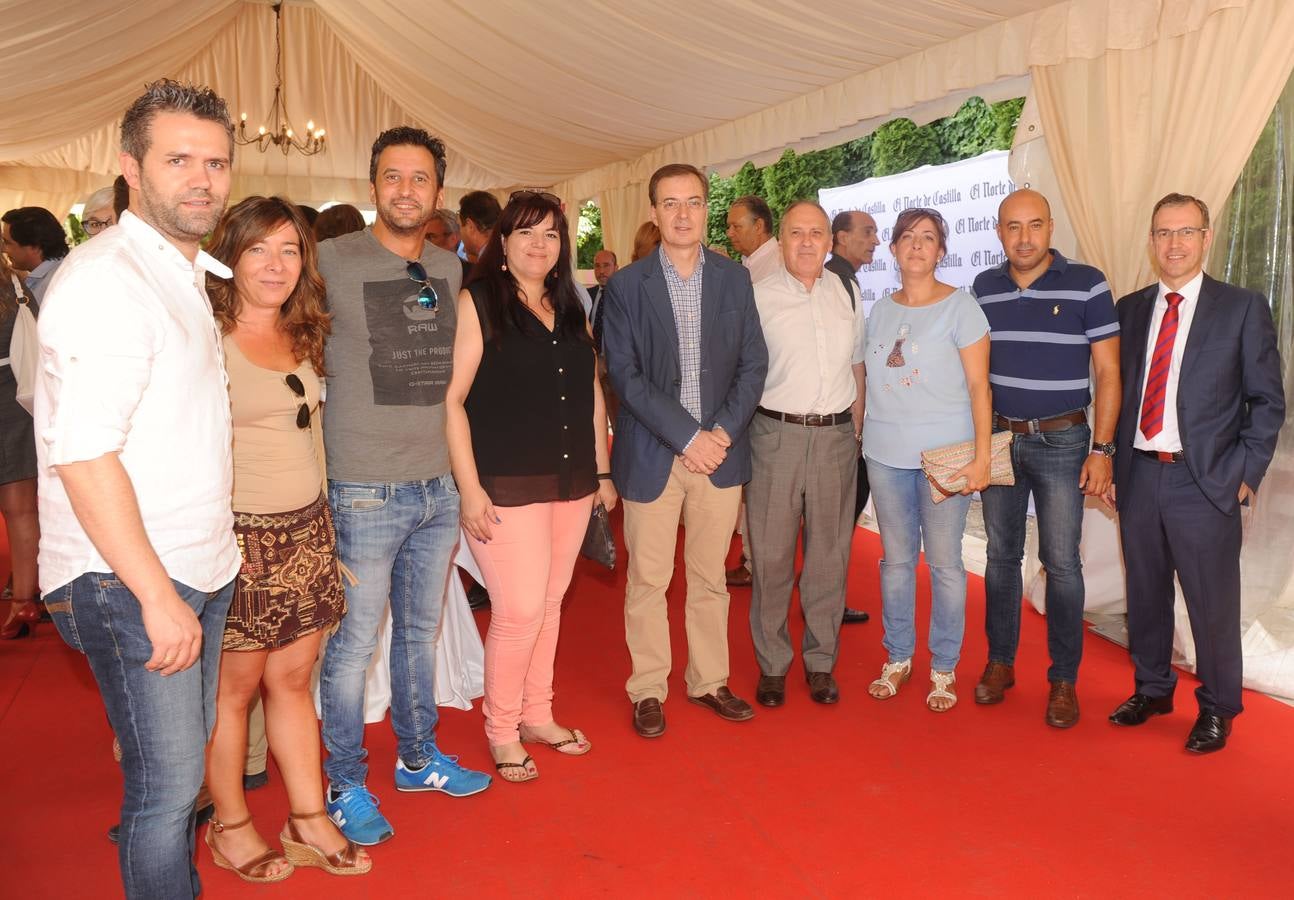 La directiva de la UGT posó con los responsables del CES. Raúl Santa Eufemia, Sandra Vega, Antonio Guerra, Azucena Pérez, Germán Barrios (presidente del CES), Faustino Temprano (secretario regional del sindicato), Nuria Pérez, Óscar Lobo y Mariano Veganzones (CES).