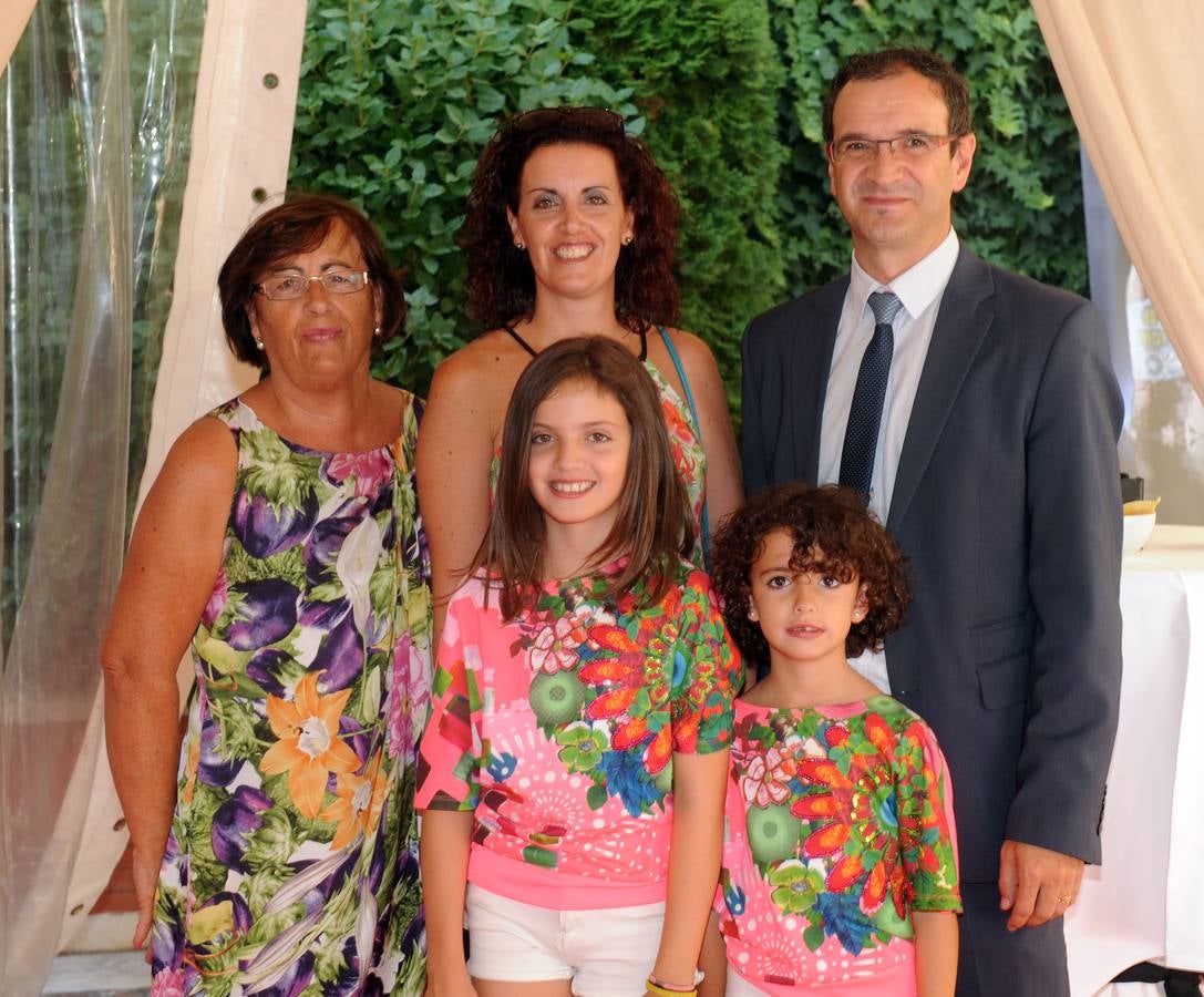 Ángela Benavides, Ainhoa Aguerri y Luis Gómez, gerente de Funeraria La Soledad, con las pequeñas Lucía y Leire.