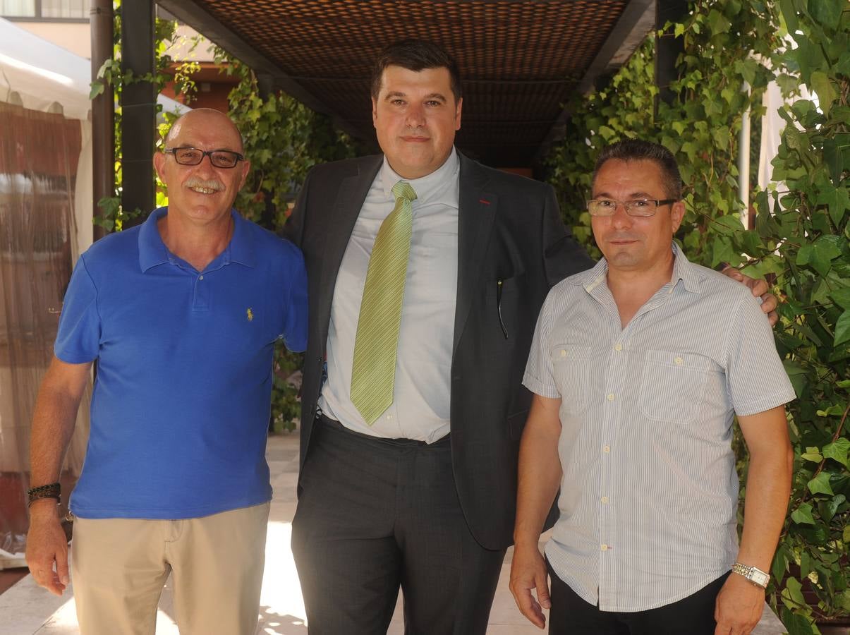 José Jesús Díez (El Norte) con Carlos Sánchez y Miguel Alonso, de Boyacá.