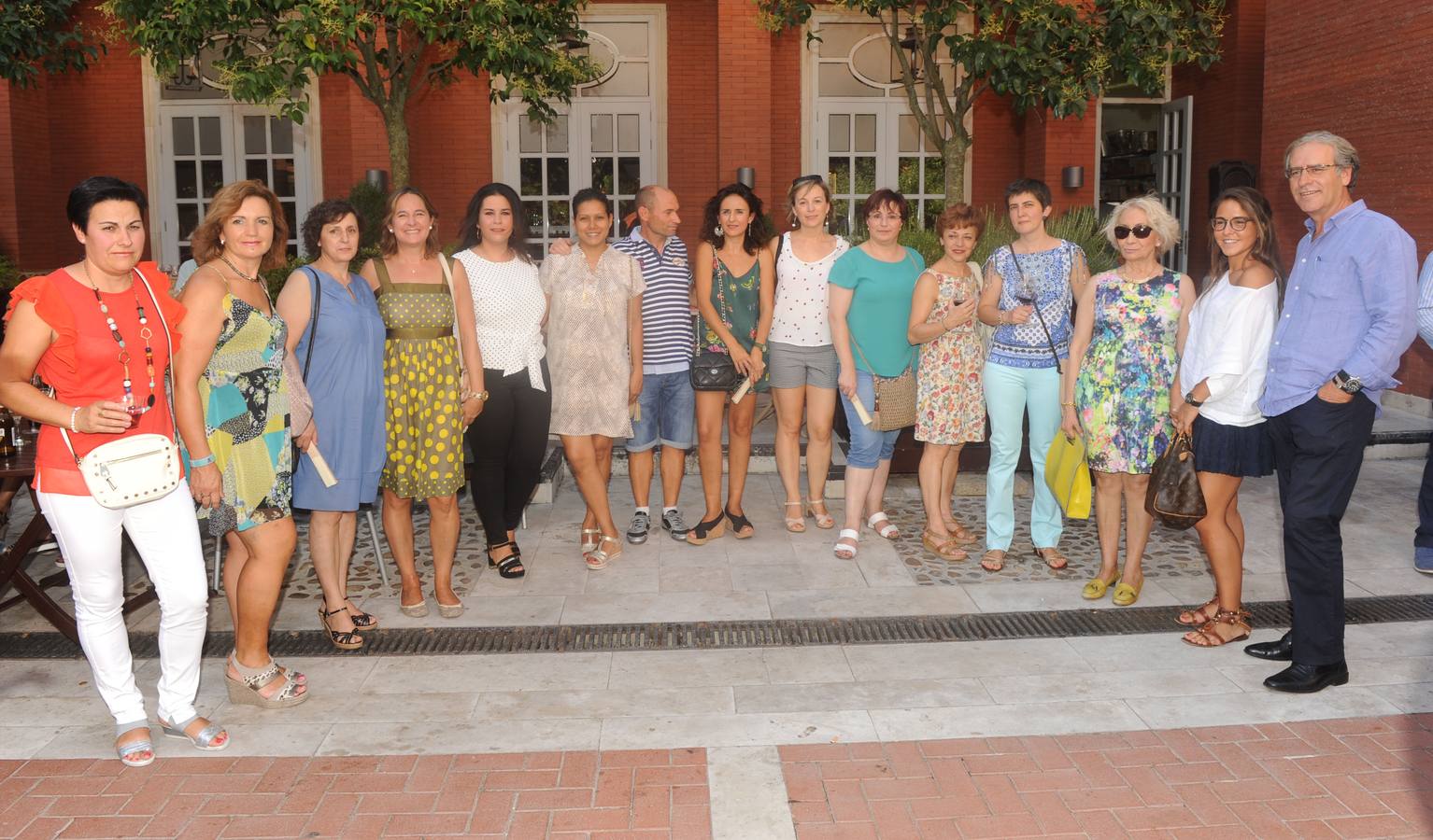 De la Residencia Nuestra Señora del Rosario se acercaron al aperitivo Marta Lobato, Yolanda Benavides, Araceli Pérez, Virginia Abajas, Laura González, Yessika Mayorga, Juan Ignacio Alonso, Gema González, Mónica Carro, Henar Hernández, Monse Álvarez, María Jesús Escudero, Camino Ramos, Sonia Revilla y Juan Luis Revilla.
