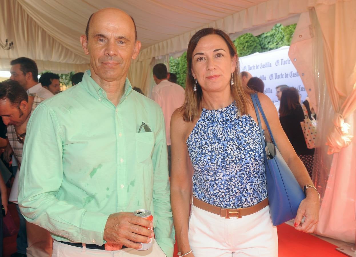 Francisco Antolín (Áridos Antolín) y la notaria Teresa Hervella.