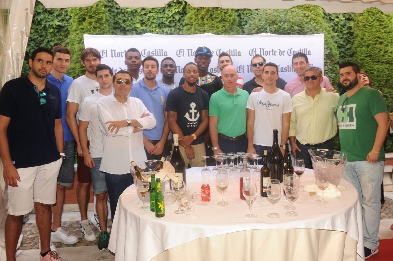 Plantilla y directiva del club de baloncesto Comercial Ulsa Ciudad de Valladolid. Davichu Ortega, Miguel González, Jota Lobato, Félix de Fuentes, Teo Hernández, Gullit Mukendi, Antonio Izquierdo, Rowell Graham-Bell, Henry Wade-Chatman, Boubacar Sidibe, Daniel Astilleros, Mike Hansen, Saúl Hernández, Sergio de la Fuente, Paco García y Esteban Martín.