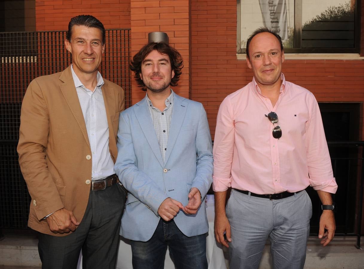 Miguel de Celis (Galera Publicidad) con Fernando Villalba y Carlos Villar, ambos de Bodegas Protos.