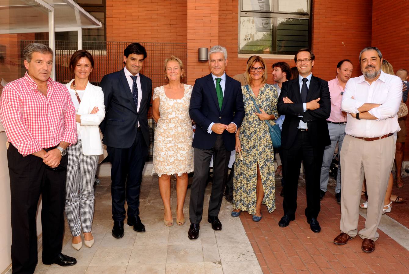 El director general de El Norte de Castilla, Ángel de las Heras, posa con el equipo directivo de EspañaDuero –Julia Lubián, Manuel Rubio, María Luisa Lombardero (consejera delegada), Carlos Ranera (director general), María José Rivera y Ricardo Cifuentes– y con el director del periódico, Carlos Aganzo.