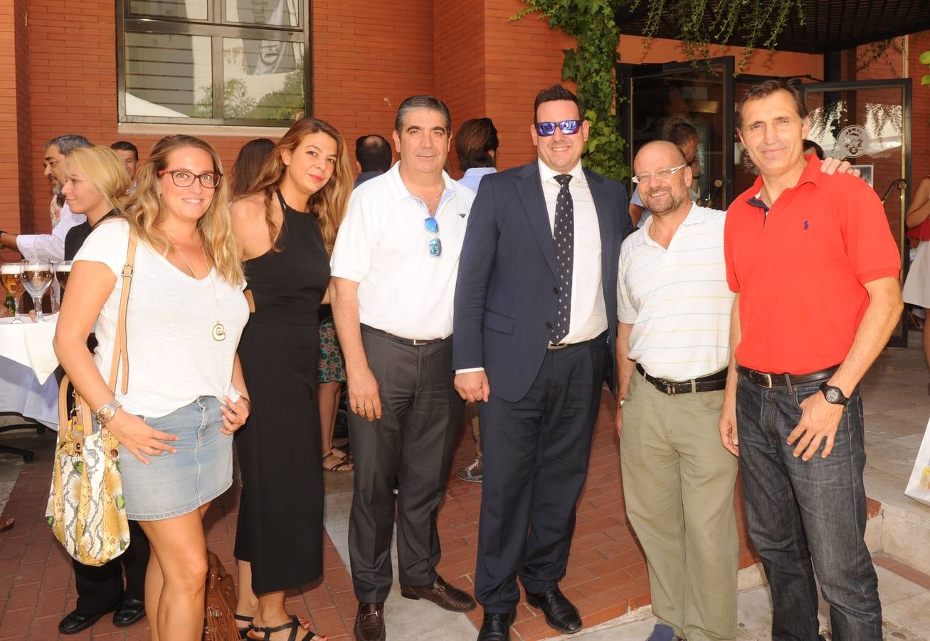 Tania Ruiz y Sandra Estévez (21doce) con Francisco Herrera (Extealde), Luis Miguel Ávila (Studio Publicidad), Juan Úbeda (Aserfix) y el exatleta Isaac Viciosa.