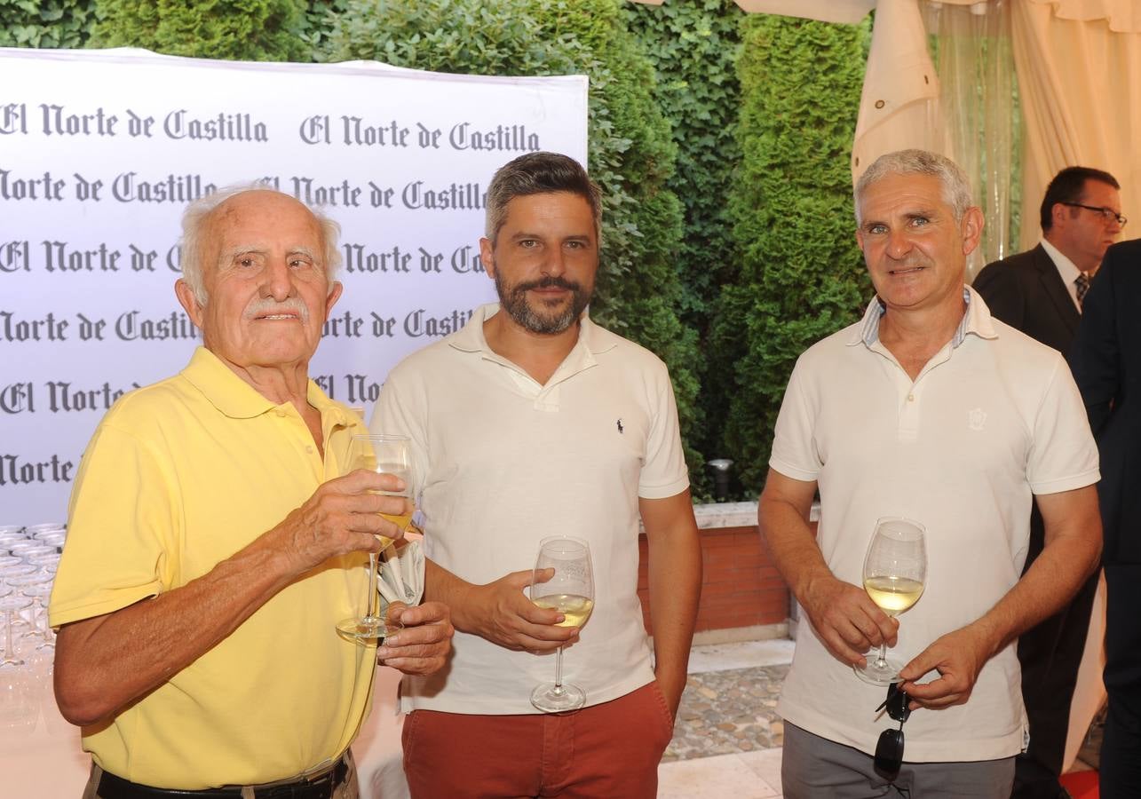 El crítico de El Norte Fernando Herrero, Julio del Valle y Javier Arranz, de La Casa del Valle (Trigueros).