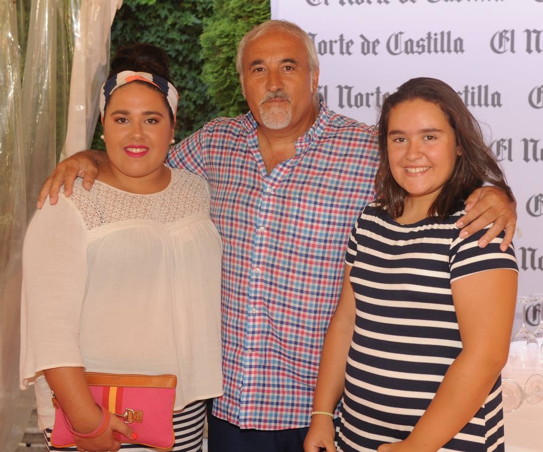 El ‘speaker’ deportivo Jesús María Gómez con sus hijas Alicia y María.