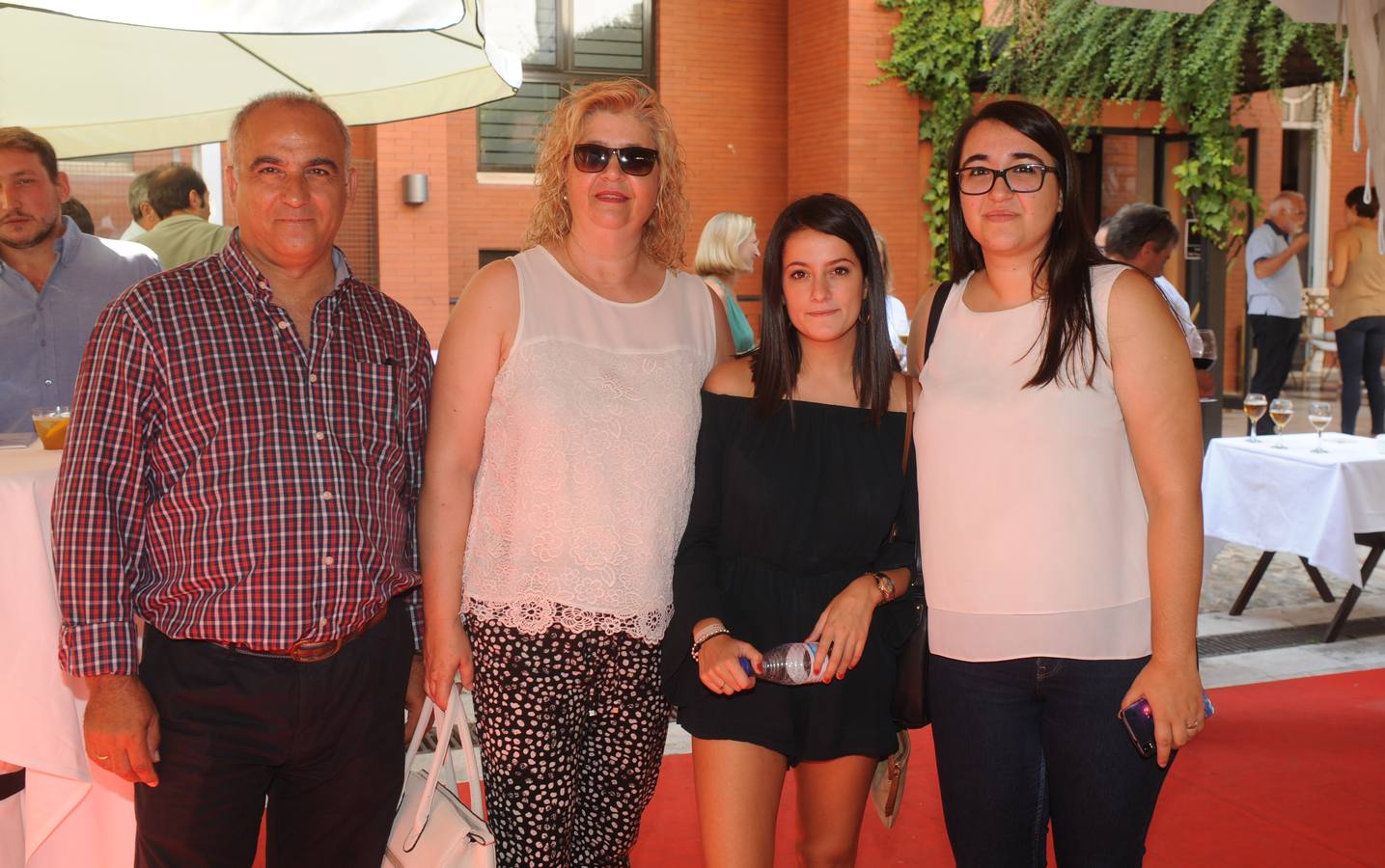 El fotógrafo de El Norte de Castilla Antonio Quintero con Arancha Martín, Marta Guerra y Eva Quintero.