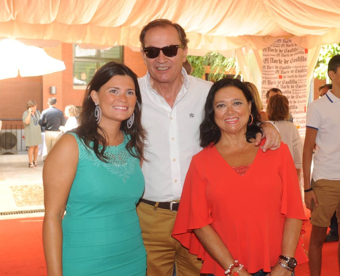 María González, Carlos González (Grupo Autojúcar) y Mamen Marín, propietaria del bar Ole con Ole.