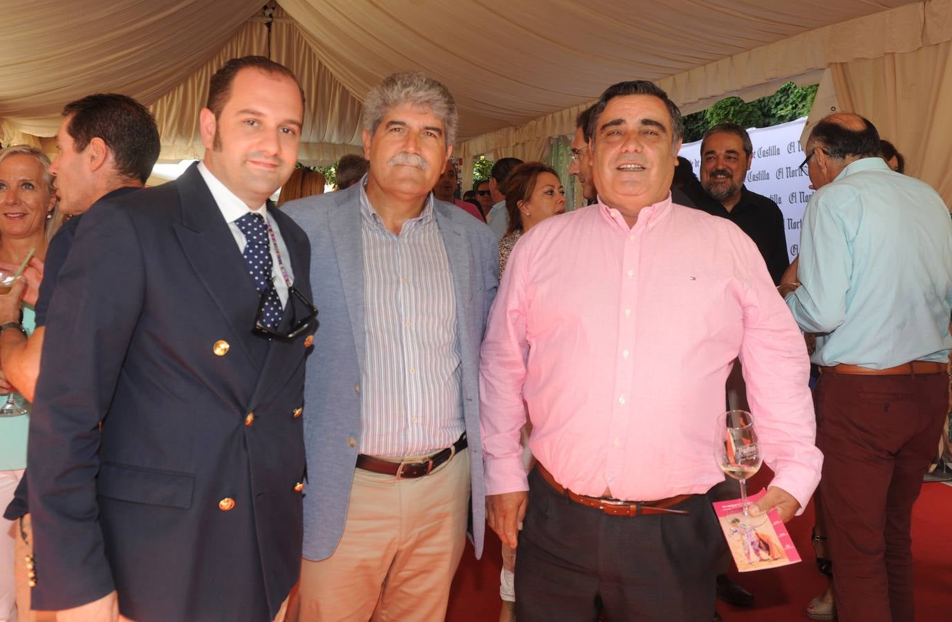 Vicente Díez y Arturo J. Pinto, de la Delegación del Gobierno en Castilla y León, con Agustín Berzosa.