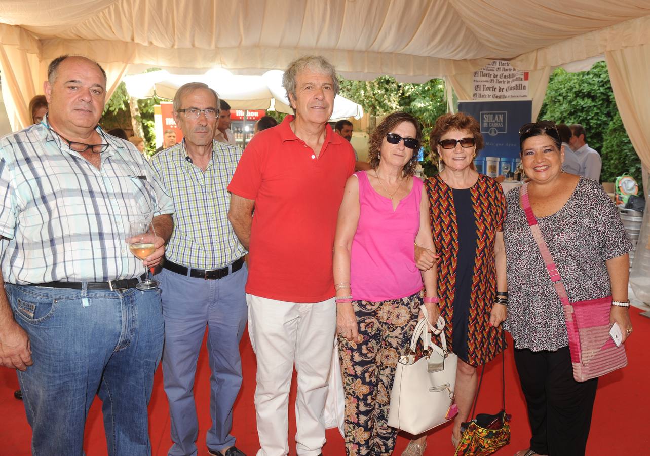 Fernando Caloto, Miguel Ángel Lorente, el doctor Juan José Márquez, Puri Alonso, María Jesús Sánchez y Patricia Borda acudieron juntos al aperitivo.