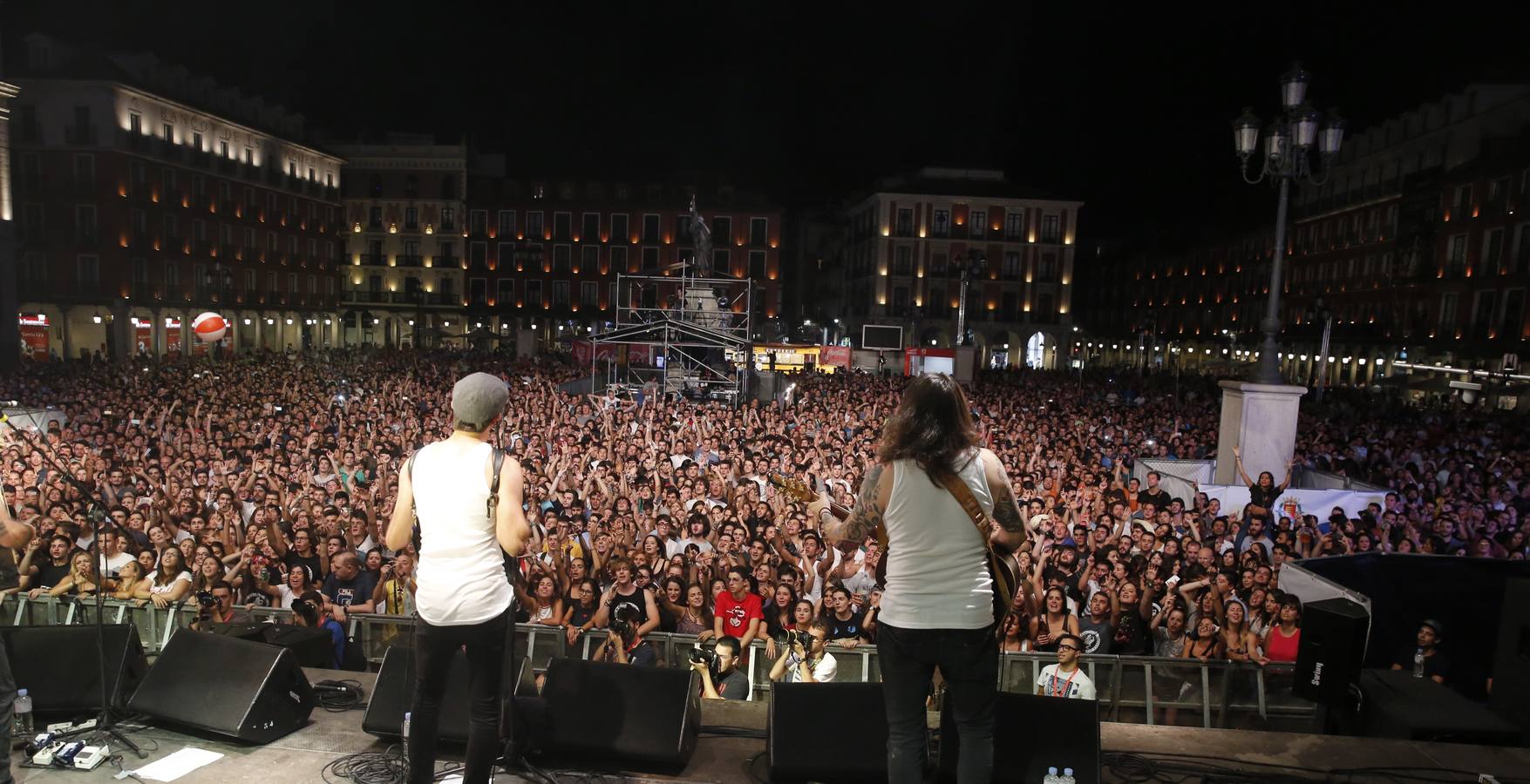 León Benavente y La Maravillosa Orquesta del Alcohol rebosan energía y calidad musical en la noche más joven de las fiestas