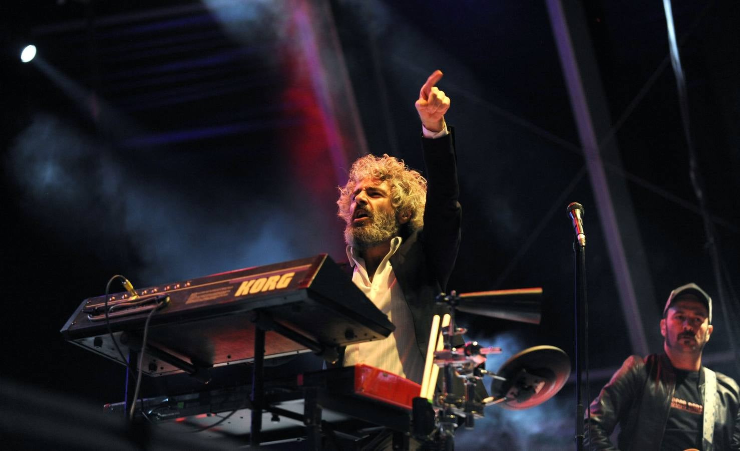 León Benavente y La Maravillosa Orquesta del Alcohol rebosan energía y calidad musical en la noche más joven de las fiestas