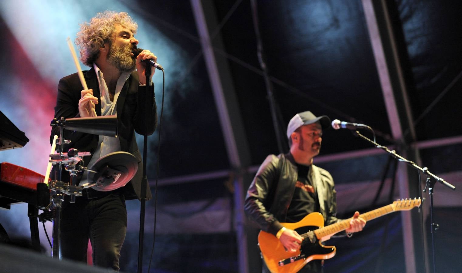 León Benavente y La Maravillosa Orquesta del Alcohol rebosan energía y calidad musical en la noche más joven de las fiestas