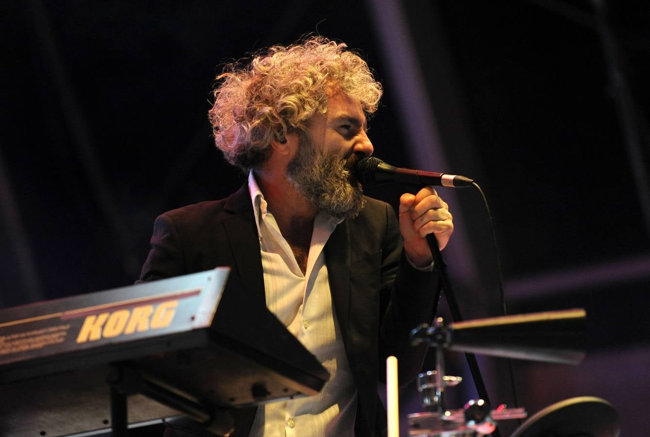 León Benavente y La Maravillosa Orquesta del Alcohol rebosan energía y calidad musical en la noche más joven de las fiestas