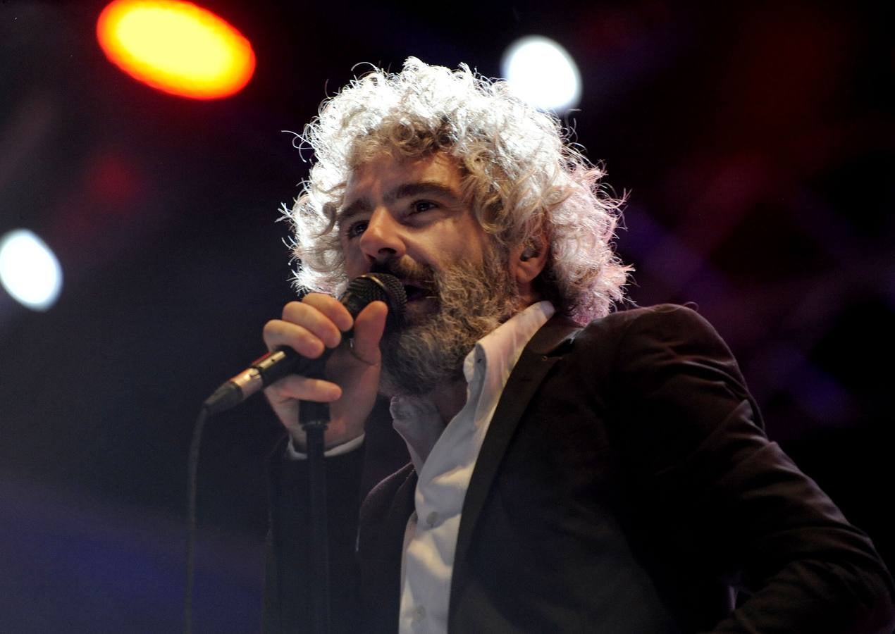 León Benavente y La Maravillosa Orquesta del Alcohol rebosan energía y calidad musical en la noche más joven de las fiestas