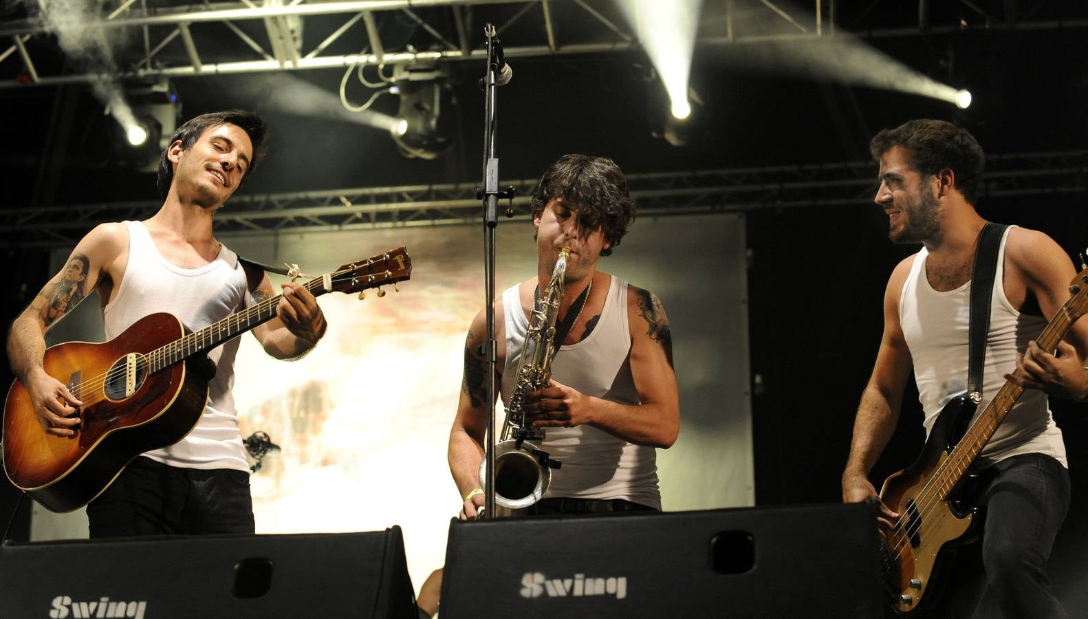 León Benavente y La Maravillosa Orquesta del Alcohol rebosan energía y calidad musical en la noche más joven de las fiestas