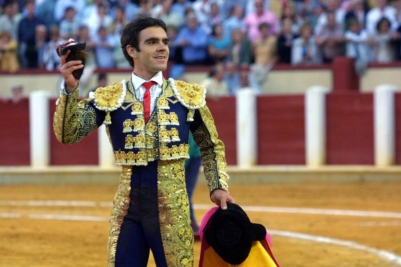 15.09.01 El diestro José Tomás da la vuelta al ruedo tras cortar una oreja a uno de sus toros en la octava corrida de la feria.