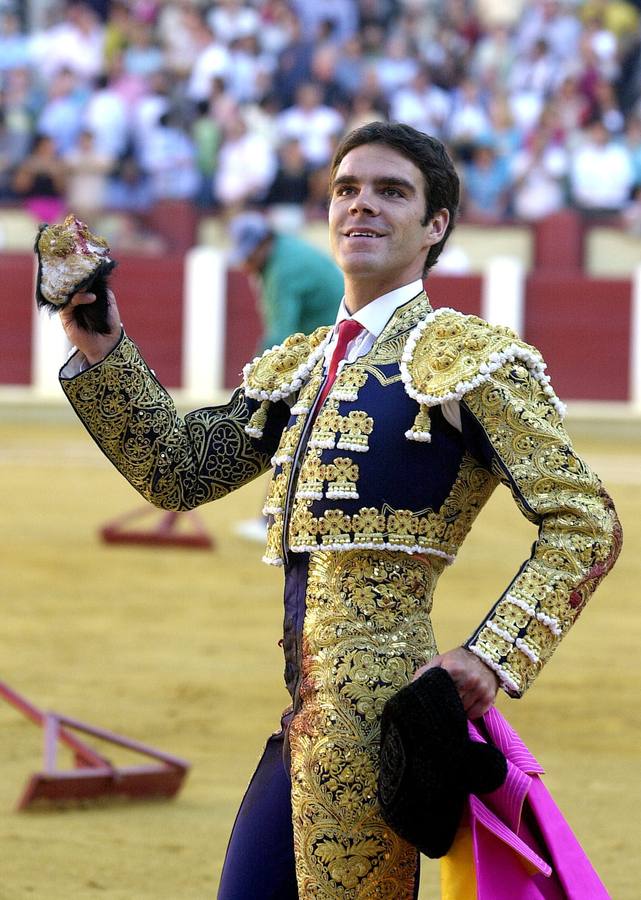 15.09.01 El diestro José Tomás da la vuelta al ruedo tras cortar una oreja a uno de sus toros en la octava corrida de la feria.