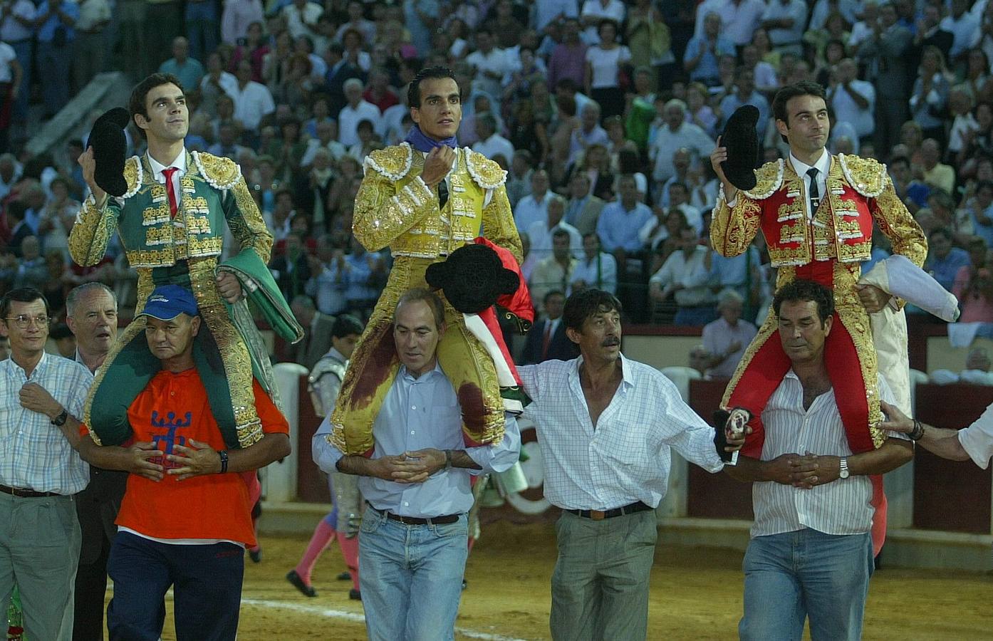 13.09.02 Los diestros José Tomás (i), Leandro Marcos (c) y Enrique Ponce (d) salieron esta tarde a hombros de la plaza de toros de Valladolid en la séptima corrida de la feria de la Virgen de San Lorenzo.