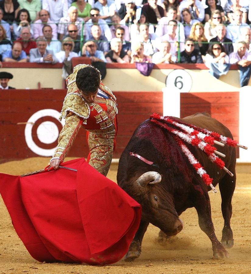 11.09.08 José Tomás se estira en un derechazo al segundo de la tarde.