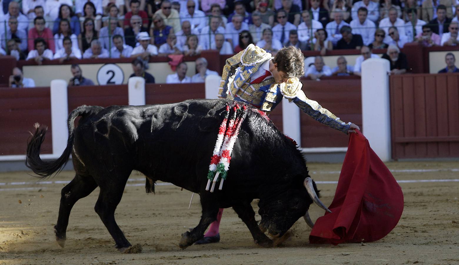 08.09.11 Aunque no cortó orejas, José Tomás toreó con esta hondura a su primero de la tarde en la quinta corrida de la Feria de la Virgen de San Lorenzo.