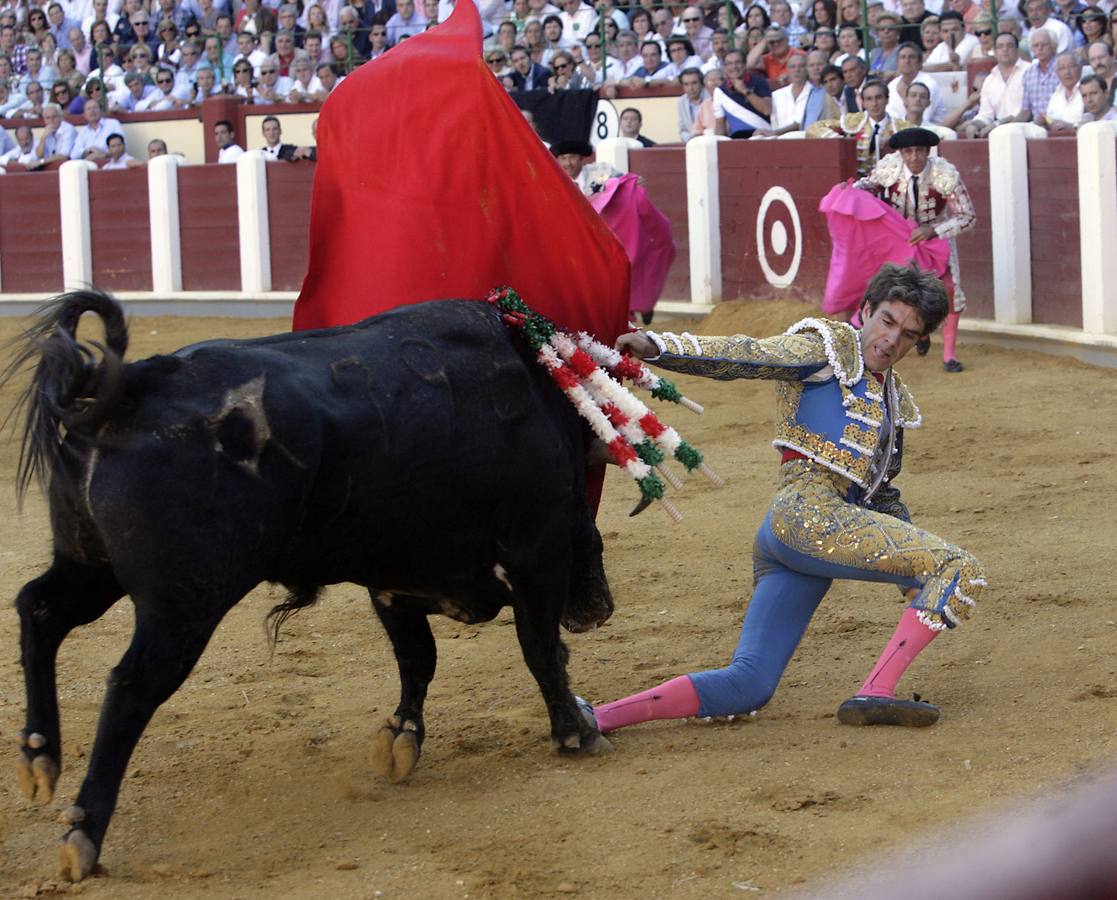 08.09.11 José Tomás saluda al público en la quinta corrida de la Feria de la Virgen de San Lorenzo.