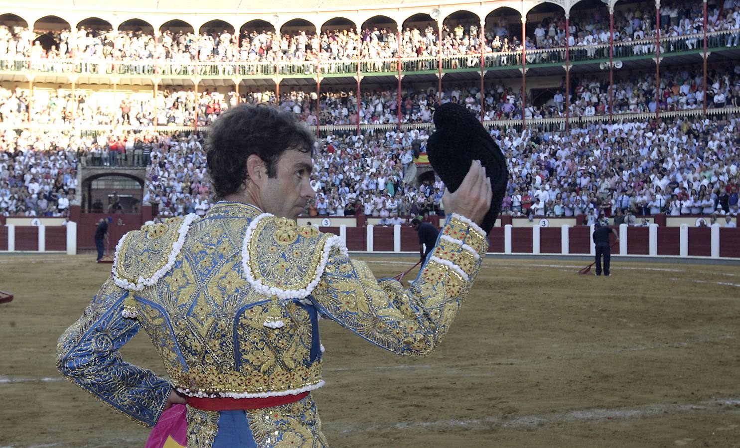 08.09.11 José Tomás saluda al público en la quinta corrida de la Feria de la Virgen de San Lorenzo.