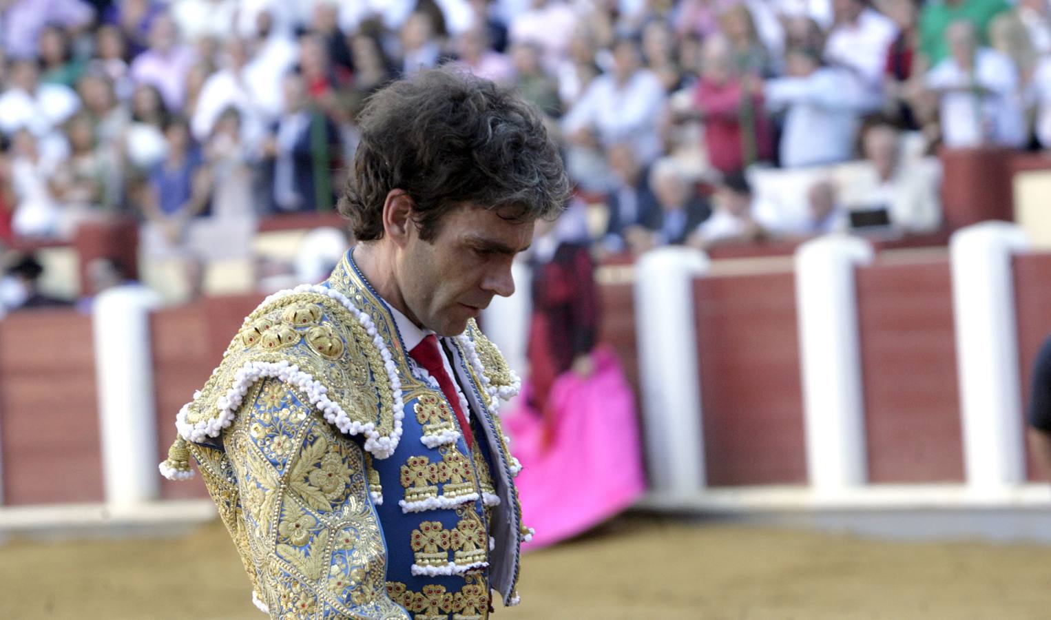 08.09.11 El gesto de José Tomás, tras la muerte de su segundo toro, resume el agridulce sabor de boca que dejó su actuación en el coso del Paseo de Zorrilla en la quinta corrida de la Feria de la Virgen de San Lorenzo.