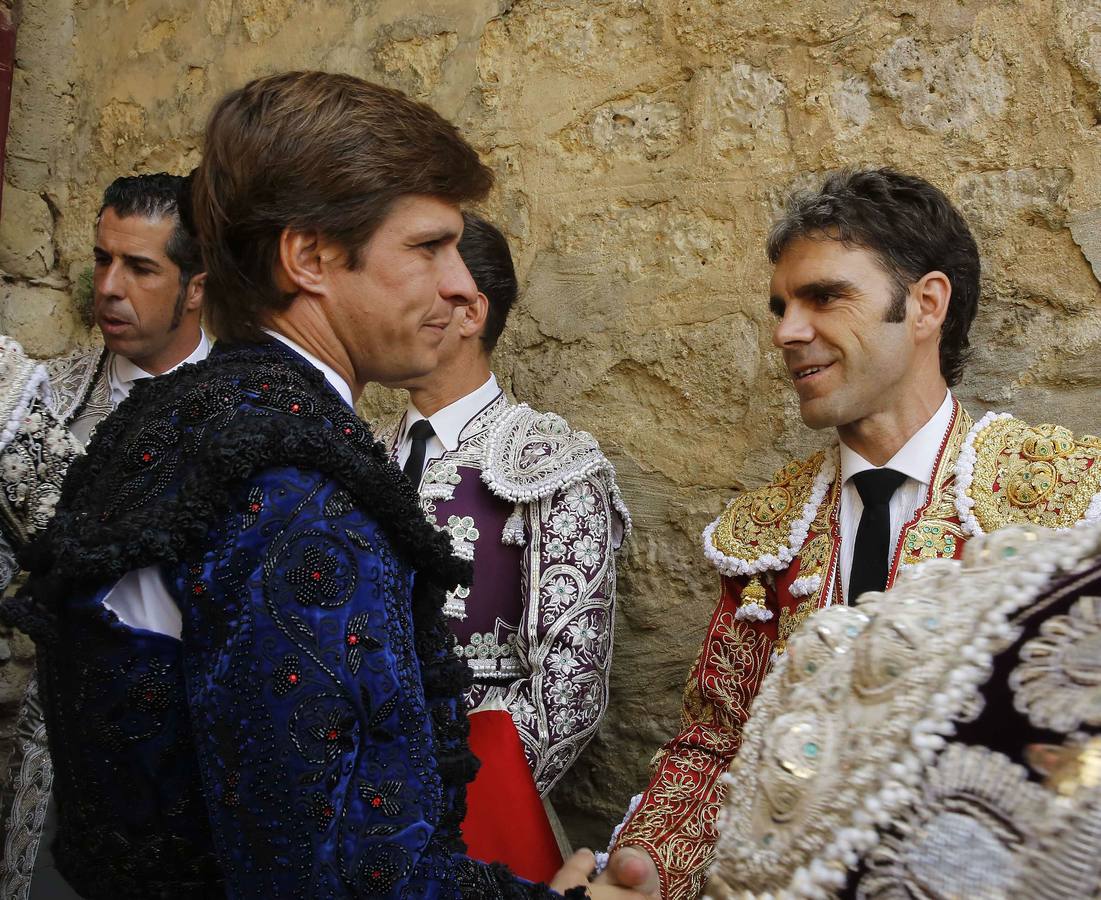 04.09.16 El Juli saluda a Jose Tomás en la corrida homenaje al torero Víctor Barrio.