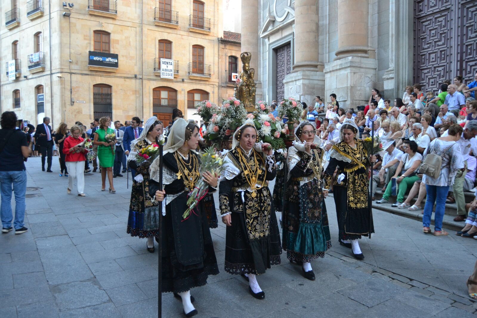 Ofrenda floral a la Virgen de la Vega de Salamanca