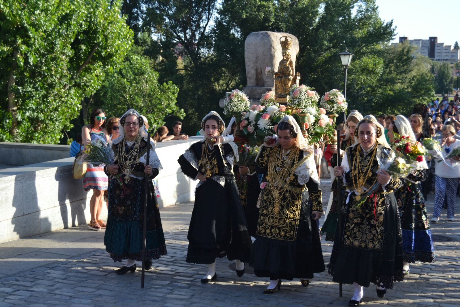 Ofrenda floral a la Virgen de la Vega de Salamanca