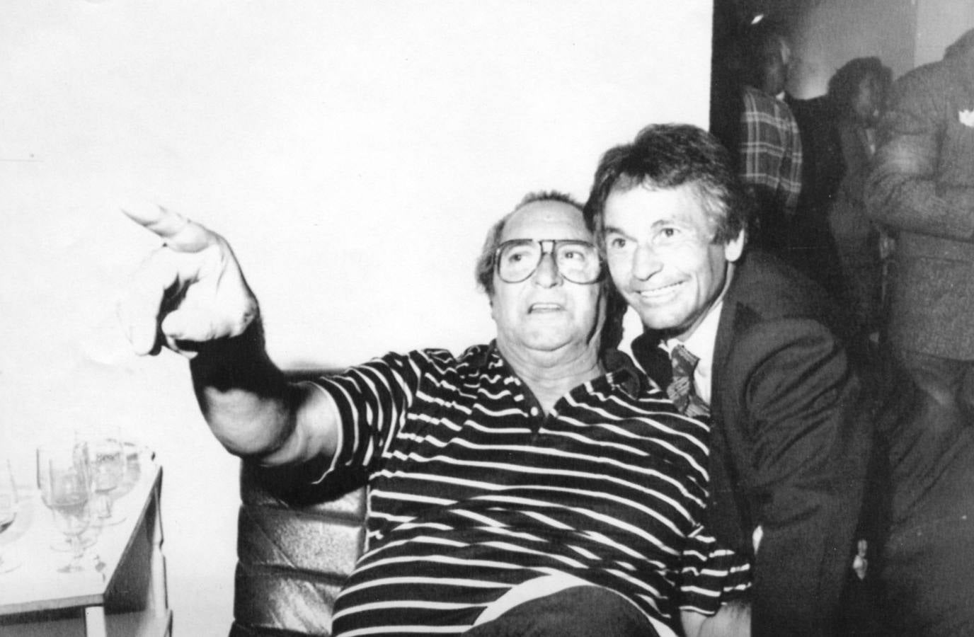25.10.88 Luis Miguel Dominguín que asistió a la inauguración de la exposición de pintura de Palomo Linares, parece aconsejar a este de lo que debe y no debe hacerse.