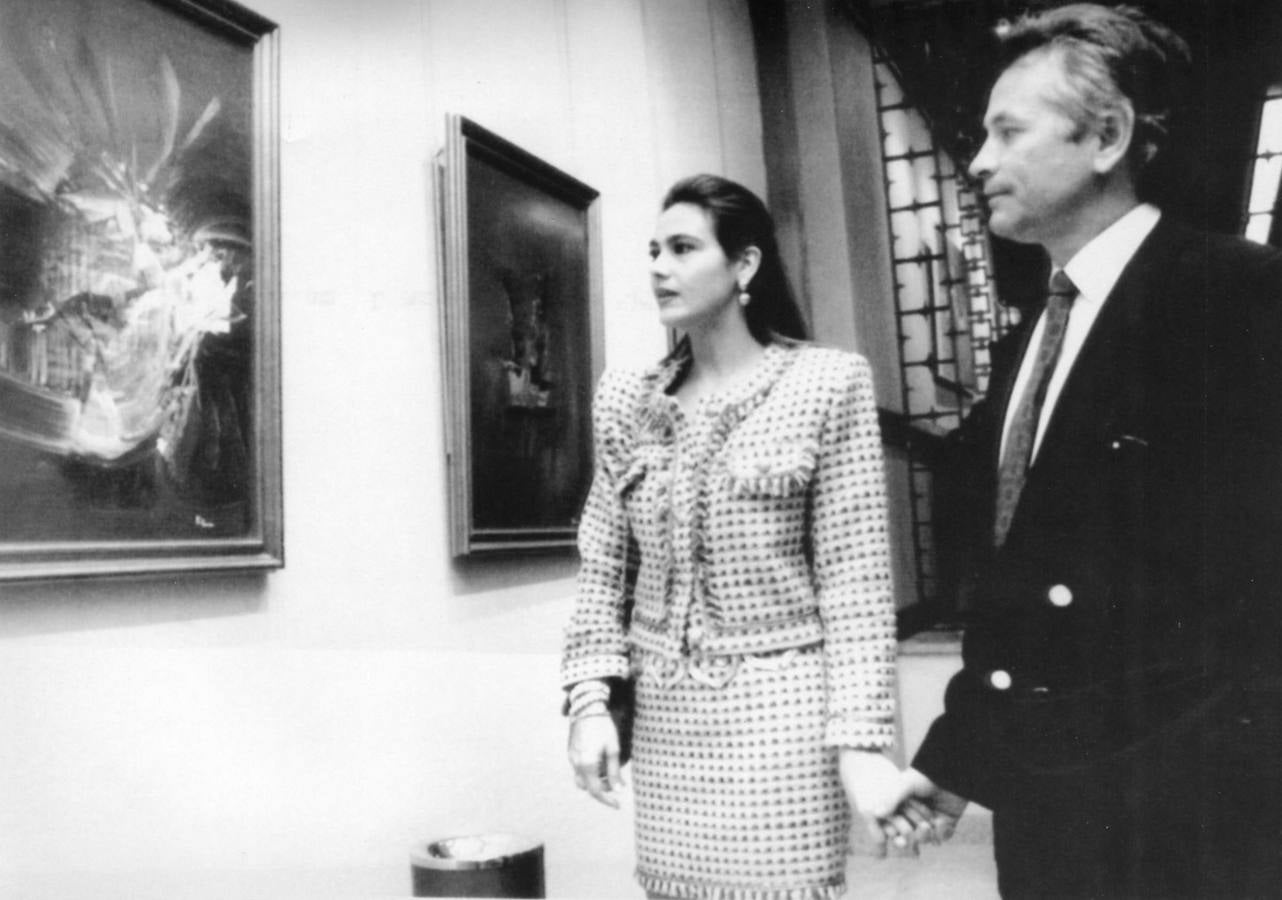08.03.91 Palomo Linarespresenta en un hotel de Pamplona la inauguración de una exposición sobre lienzos realizados por él mismo.