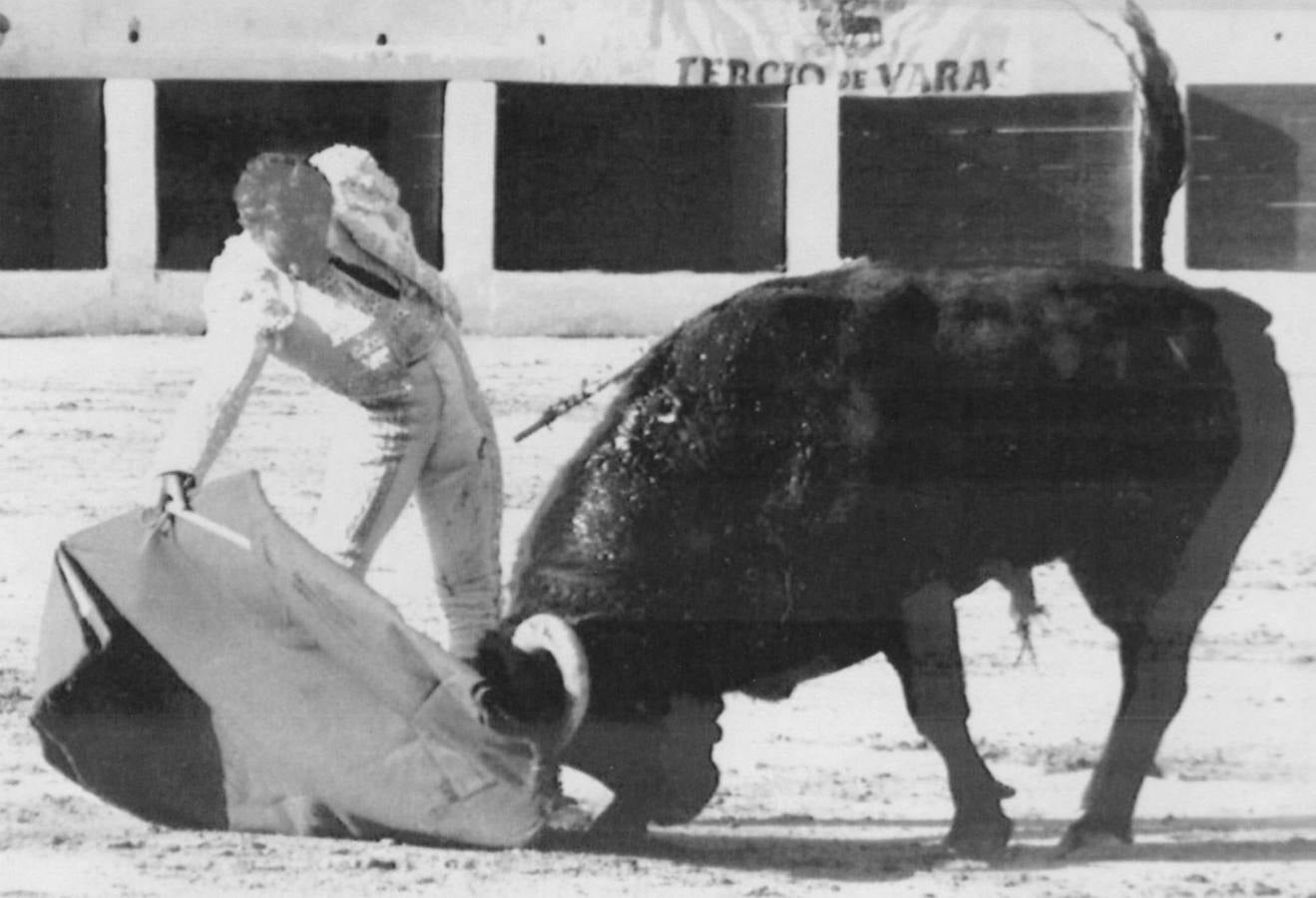 19.06.93 El diestro muestra dos de las seis orejas que cortó hoy en la corrida de su reaparición celebrada en la plaza de Santa Margarita en Linares, su pueblo natal.