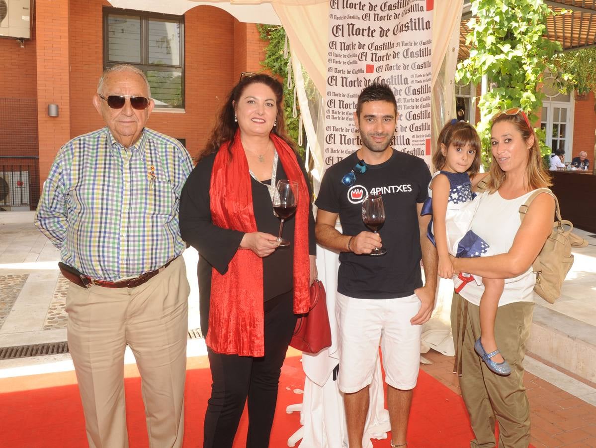 Gregorio Prieto, Inma Cañibano (Inmawine), David Villorejo (Guía Paladar y Tomar) y Raquel López, con la pequeña Daniela. 