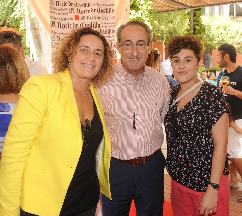 Chelo Miñana y Julio Valles, de la Academia de Gastronomía, con Patricia Regidor (Pintan Copas).. 