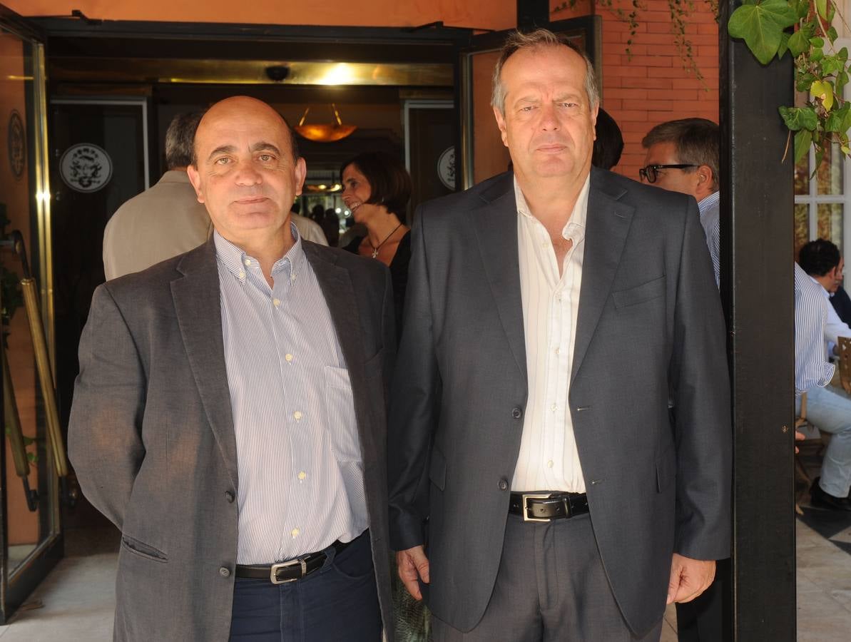 El coronel Carlos Hidalgo, subdelegado de Defensa en Palencia, con el teniente coronel de la Guardia Civil Florencio Hermoso.. 